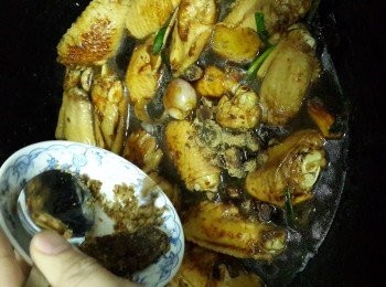 step9: 加入片糖，兜勻煮滾