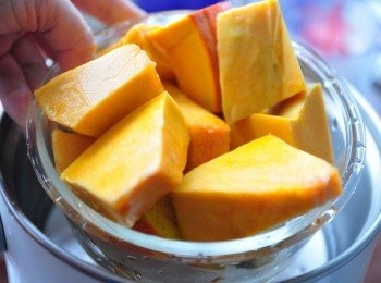 step1: 先以樂扣樂扣圓形玻璃保鮮盒裝好南瓜塊放入電鍋蒸熟