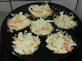 step4: 平底鍋入油熱鍋，將<span class="group_2">麵糊</span>依個人喜愛大小舀入