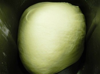 step1: 土司材料放入麵包機中，用打麵團功能，順便完成第一次發酵