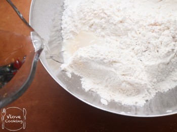 step3: 在碗邊慢慢加水, 攪拌後搓成麵團