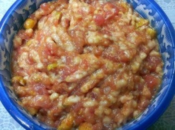 step1: 絞肉絞細的給小朋友拌飯比較好入口~甘樹子 ( 我是用高慶泉甘樹子)一個用手捏破把子挑出來~加二大匙的水~和一大匙的醬油和絞肉一起拌勻~拌到水完全進到絞肉裡~加了水的絞肉~口感比較滑潤順口~就醬子~