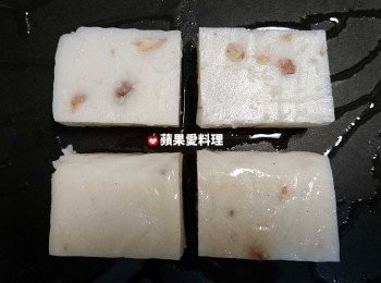 step2: 取出平底鍋，放油，放入蘿蔔糕，蓋鍋蓋，開中火慢煎。