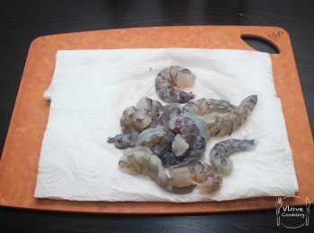 step1: 蝦去殼及腸洗乾淨, 用廚紙索乾水備用