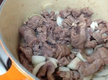 step2: 炒香洋蔥、牛肉