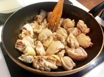 step2: 將土雞切塊退冰後，加入少許米酒醃漬並放入冰箱備用。