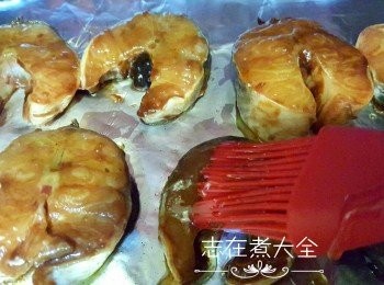 step2: 焗爐預熱250度，鱔片掃上蜜糖放入焗爐，焗5分鐘後反轉再掃一層蜜糖，5分鐘後再後轉一次，一共焗10至12分鐘即可享用