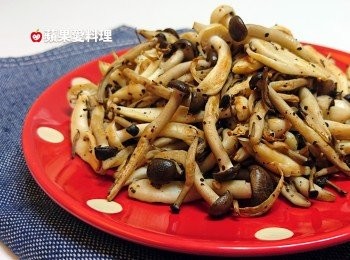 step3: 菇菇完全出水時（代表煮熟了），灑上馬告，拌勻，即可盛盤。