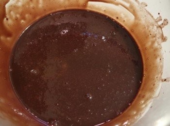 step2: 取三顆蛋黃，用步驟一的巧克力鮮奶液沖入蛋黃中，不斷攪拌蛋黃以免溫度過高而結塊，混勻後備用。