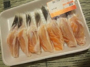 step1: 先用鹽同黑胡椒粉醃三文魚鰭10分鐘，另做起鰻魚汁備用(或用現成既鰻魚汁)