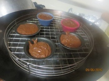 step3: 倒入烘焙中型紙杯，9分滿。