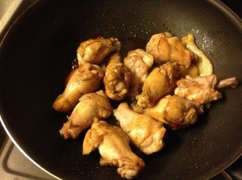 step5: 加入生抽，老抽和麻油炒勻，轉中火直至收汁