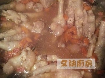 step3: 藥材除了不下杞子， 全部加水約1公升先煲30分鐘。 然後加入<a href="https://bit.ly/3kLFTWO" target="_blank" data-keyword="雞腳" class="guide-link"><strong>雞腳</strong></a> <span style="display:inline-block;vertical-align:middle;margin-top:-3px;color:initial;border-radius:3px;padding:2px 3px;font-size:12px;line-height:14px;background:#87d300;color:#fff;">即買</span> 貼瘦肉再煲45分鐘。 再加入杞子及花雕酒及玫瑰露㷛15分鐘，熄火前落鹽調味，然後熄火焗15至30分鐘。