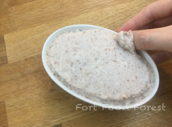 step13: 為確保梳乎厘升起, 可以用姆指及食指圍着器皿邊緣推出一圈大約半厘米深的坑 (如用傳統疏乎厘器皿, 坑的深度為內邊位).