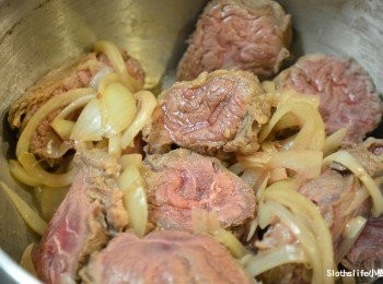 step6: 洋蔥爆香完之後將牛腱丟下去拌炒約3-5分鐘