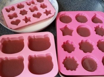 step7: 趁熱倒入矽膠模中，放室溫至冷卻，再擺入雪櫃普通格雪1小時