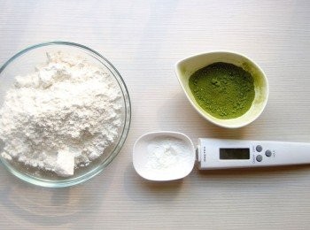 step3: 將低筋麵粉及泡打粉和抹茶粉混合過篩。