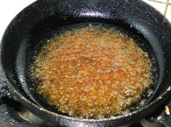 step6: 和風醬油煮開，慢慢倒入太白粉水收稠(1大匙太白粉對1大匙水)