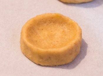 step9: 組合方法：每份用手指按成圖中的形狀，最高處約 1 cm厚，因曲奇烤焗時會脹大，邊位要掐得幼一點否則焗出來會好醜。