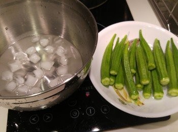 step2: 將秋葵底部黑邊批走,再準備一盆冰水。