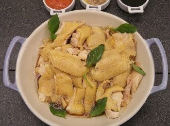 step8: 加熱後的黑麻油淋上雞肉面即可。