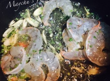 step3: 燒熱油鍋，先爆香蒜片和香芹莖，然後放蝦。
