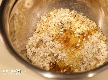 step3: 再倒入蜂蜜、融化奶油拌勻。