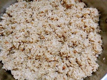 step3: 將豬油下鍋放入紅蔥頭爆香再加入乾蝦米.胡椒粉.五香粉和梅花肉的滷汁如果不夠鹹再加點醬油再和蒸熟的糯米拌一拌即可