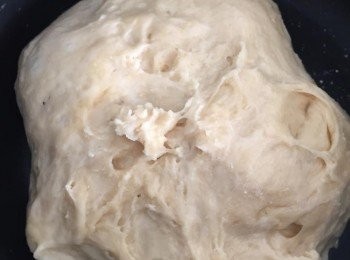 step4: 然後，用手按壓麵團排氣，揉1-2分鐘後，鬆弛20分鐘。