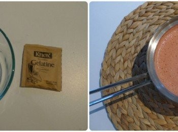 step2: 將新鮮的草莓和糖一起放入果汁機，加入2湯匙水打成滑順果汁，再倒進煮醬汁的小鍋中小火煮。將一包吉利丁粉分散倒入2湯匙冷水裡，靜置約兩分鐘等待成型。將成型的吉利丁片放進草莓醬裡用小火繼續煮至完全溶解再關火。留下3/4量杯的量作蛋糕上的草莓醬。