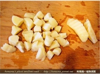 step2: 將埔里茭白筍(波浪筍)自包裝袋拿出後，由於是熟食，直接切成塊狀。