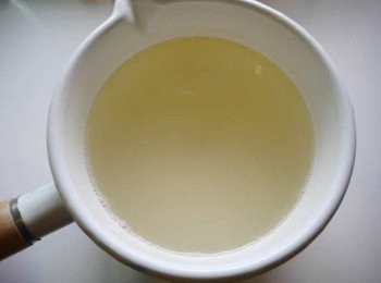 step1: *洋蔥切絲。 *準備雞高湯。