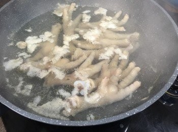 step1: <a href="https://bit.ly/3kLFTWO" target="_blank" data-keyword="雞腳" class="guide-link"><strong>雞腳</strong></a> <span style="display:inline-block;vertical-align:middle;margin-top:-3px;color:initial;border-radius:3px;padding:2px 3px;font-size:12px;line-height:14px;background:#87d300;color:#fff;">即買</span> 洗淨，去腳趾出水，沖淨。