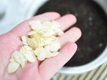 step2: 享用前，可加入少許葡萄乾或是花生、杏仁片甚至是湯圓皆可