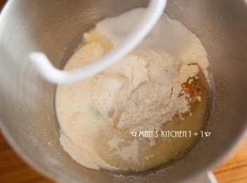 step2: 將<span class="group_2">麵包體</span>的所有材料(無鹽奶油除外)倒入KitchenAid多功能攪拌機的鋼盆中，並換上C型攪拌器攪拌，等攪拌成團後再加入無鹽奶油攪打。