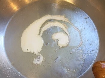 step5: 製作青瓜牛油醬，用半個檸檬汁，加白酒在平底鑊中煮滾。收慢火煮至收汁到一半左右。加入1/4杯忌廉，再煮滾。