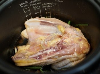 step2: 煮15分鐘後，將雞反轉，再煮15分鐘即成。