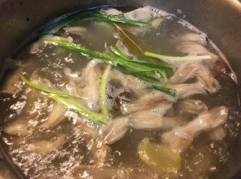 step2: 大火煮滾至香味出來，加入鴨舌煮5-6分鐘，然後熄火撈起