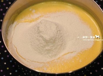 step5: 加入過篩好的70g低筋麵粉拌勻。