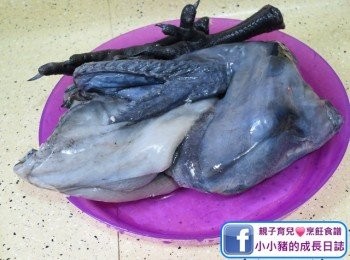 step1: 由於我都幾怕煲雞湯嗰一陣油，所以我會將竹絲雞都除去個皮及剪去一啲肥膏~