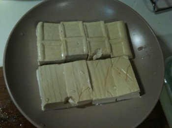 step1: 取出一個有深度的盤子，放上切塊板豆腐。