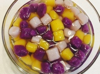 step5: 燒一鍋水在水里加冰糖，煮沸後將適量的芋圓倒入，煮至芋圓浮上水面，再繼續煮1分鐘左右時間既可。煮好後，分別撈出來，放在裝有涼水的碗裡。這樣能讓芋圓吃起來更Q彈。也可以煮綠豆，紅豆糖水等，然後將煮好的芋圓放入即可。