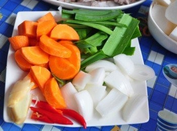 step3: 另外準備爆香<span class="group_1">食材</span>:紅蘿蔔、蒜段、薑片 、辣椒、洋蔥等