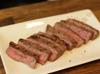 step5: 擺盤後，可以淋上原來的鍋子加上一點紅酒所煮出來的醬汁