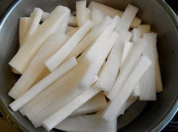 step3: 白蘿蔔去片切成粗條狀，蕃茄洗淨後切塊。