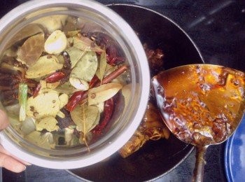 step6: 把剛炒香的香料下鍋炒勻