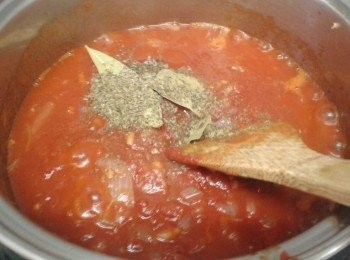 step3: 下蕃茄醬及蕃茄膏，加少許水及所有香料拌勻。煮沸後轉小火煮20分鐘