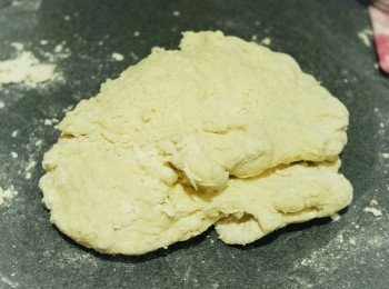 step3: 逐少將步驟二的溶液與麵粉拌勻，（每次下少許，然後拌勻，可能不需用全部溶液）成麵糰便可