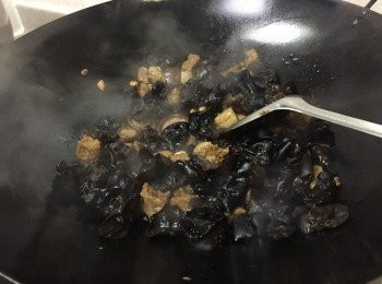 step3: 再加入雲耳及冬菇炒勻, 加入少許蠔油及糖調味, 最後加入花生即成