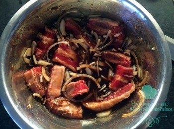 step2: 將牛肋骨、洋蔥、水同醬汁撈均醃2小時以上
